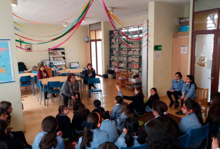 Lee más sobre el artículo Violeta Diéguez visita Biblioteca Colegio Mariano